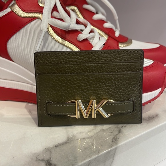 MICHAEL KORS
Reed Large Pebbled Leather Card Holder Case Wallet
COLOR: OLIVE
NWT - Picture 15 of 16